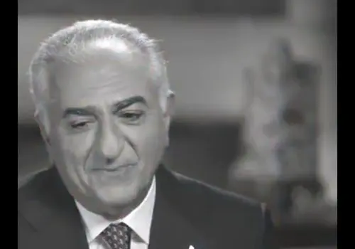 لحظه حمله به رضا پهلوی با سس کچاپ + فیلم