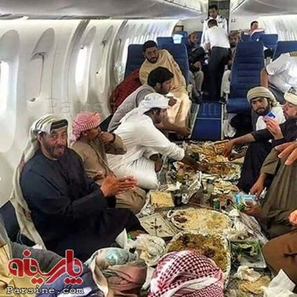 عکس:صرف غذا به سبک عربی داخل هوایپما!