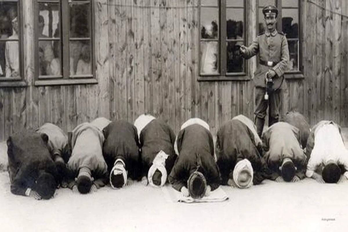 عکس:نماز خواندن اسرای مسلمان در اردوگاه آلمان/جنگ جهانی اول