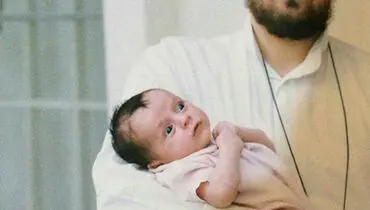 سیداحمد خمینی در آغوش سیدحسن خمینی