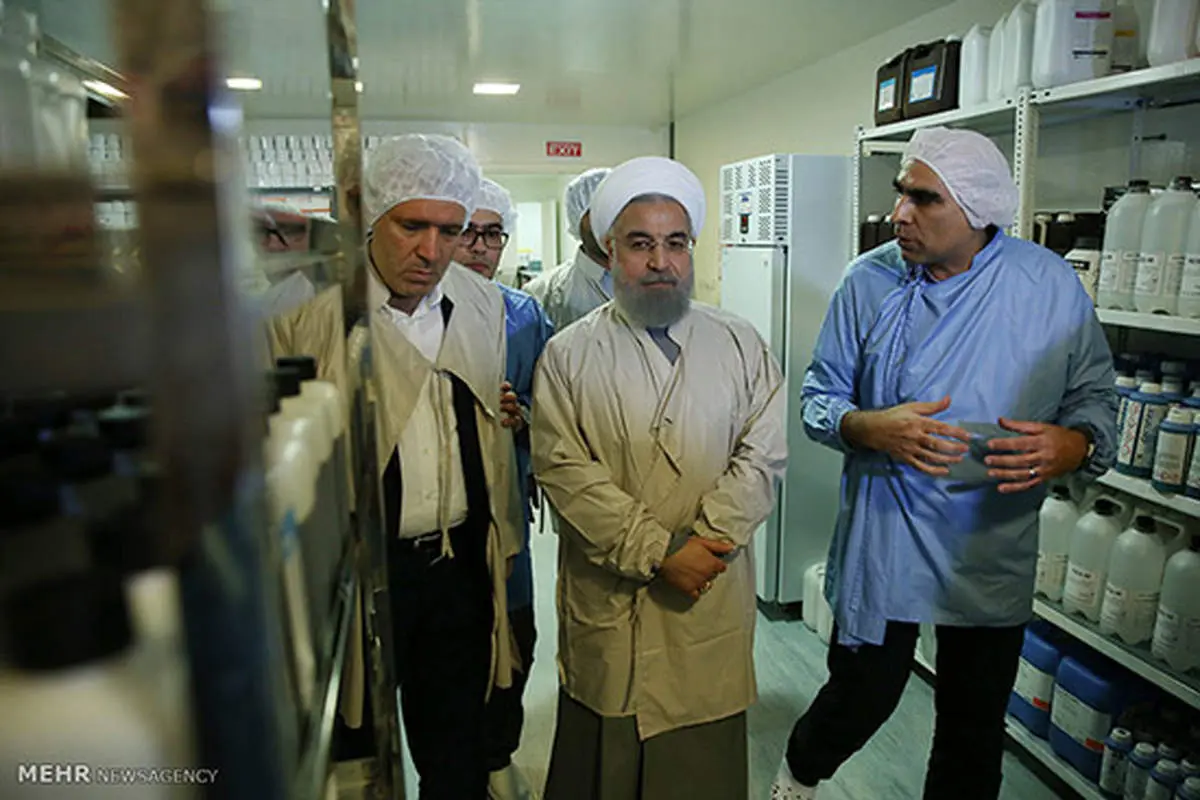 عکس: روحانی در لباسی متفاوت در کیش