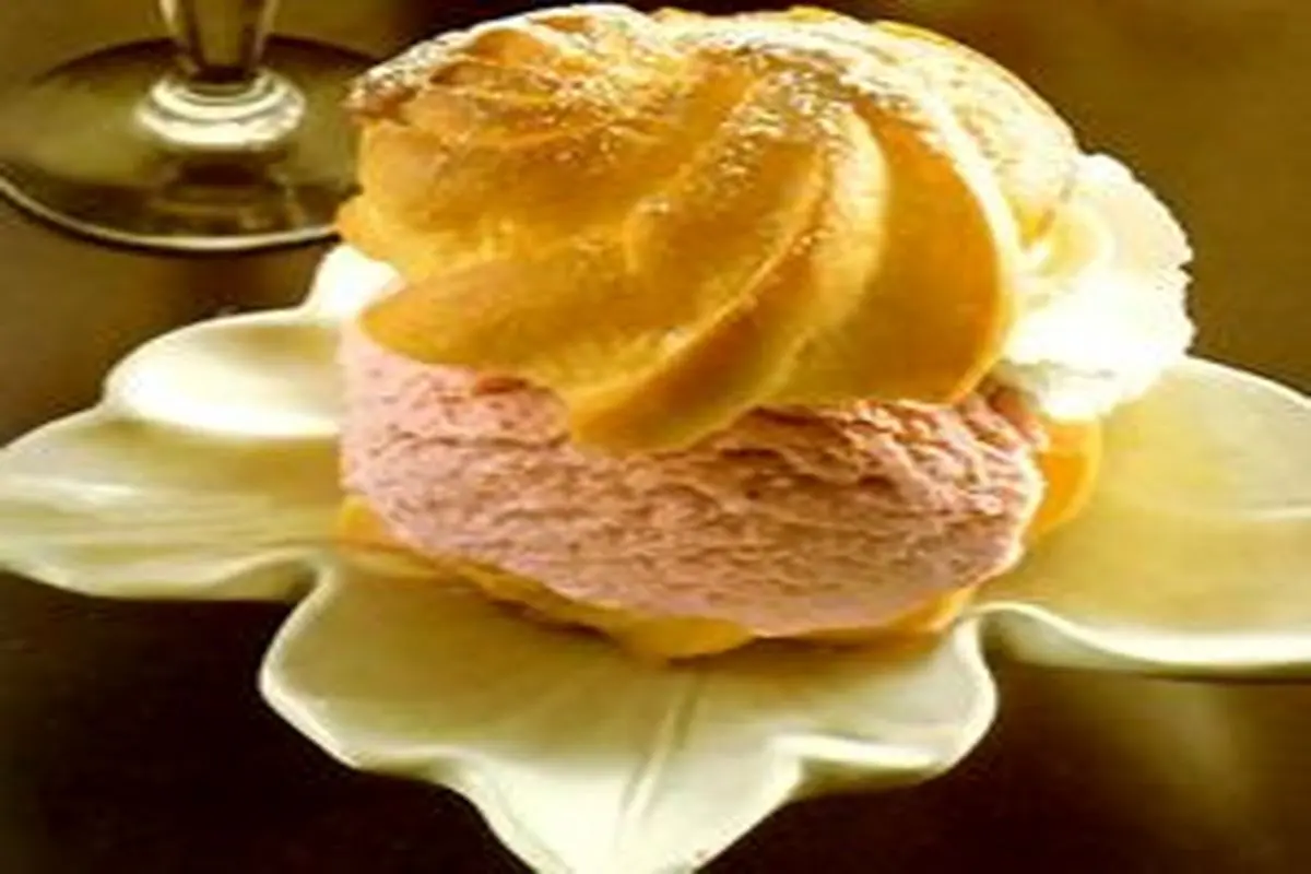 نان خامه ای با توت فرنگی و بستنی