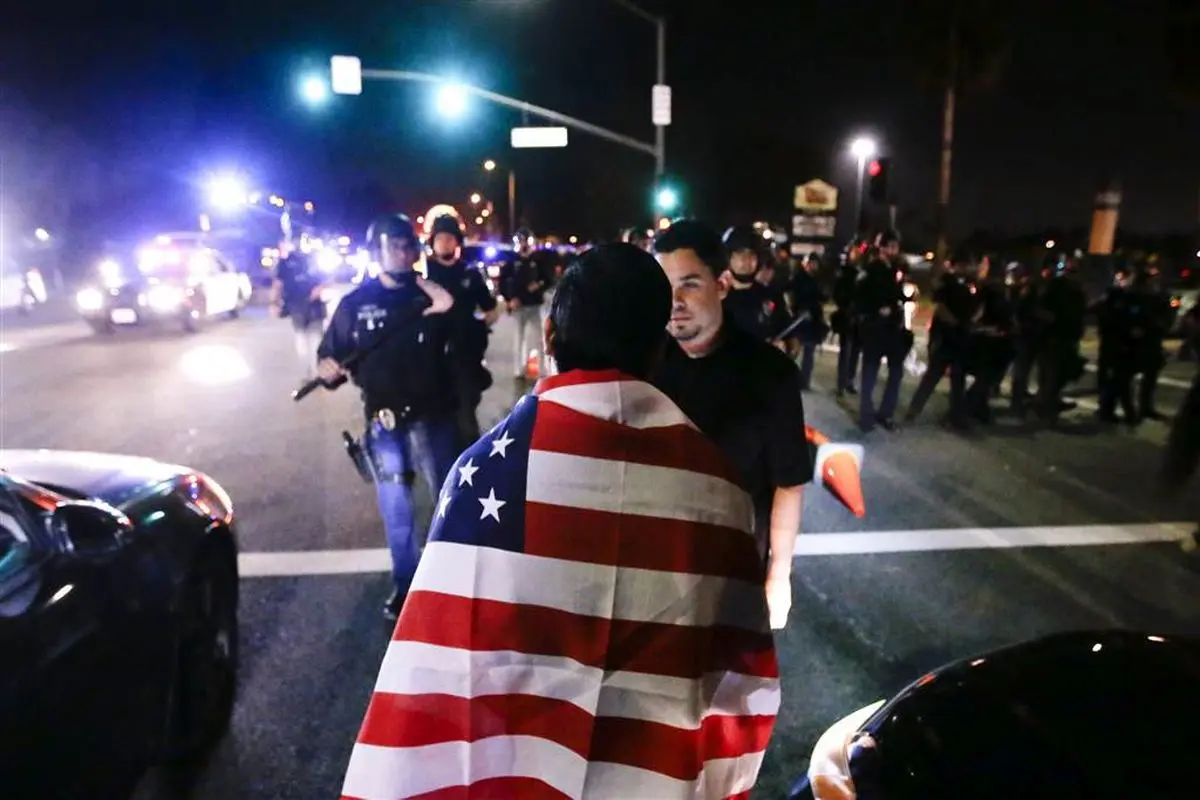 درگیری پلیس با مردم در کالیفرنیا