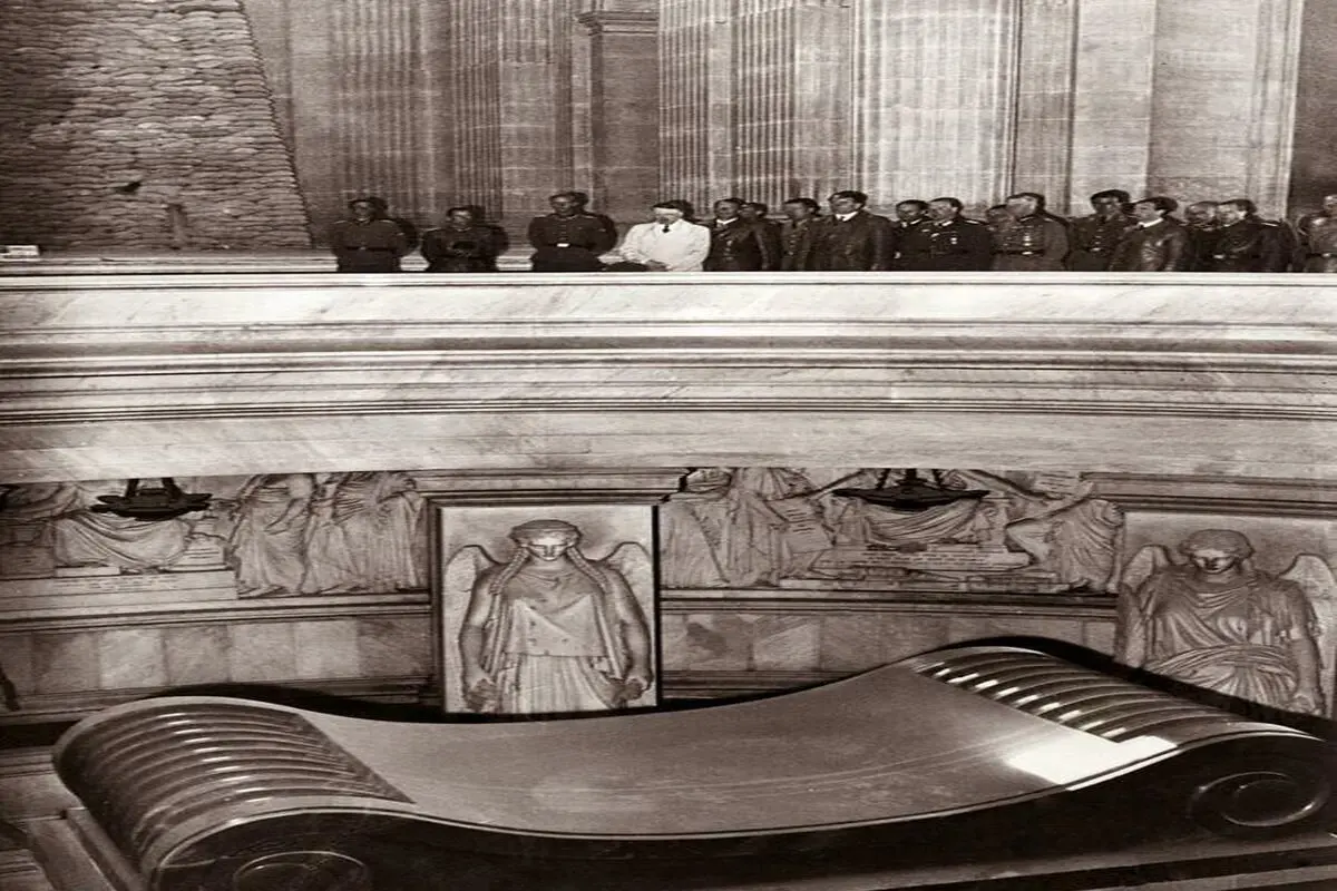 عکس/ دیدار هیتلر از مقبره ناپلئون بناپارت در سال ۱۹۴۰