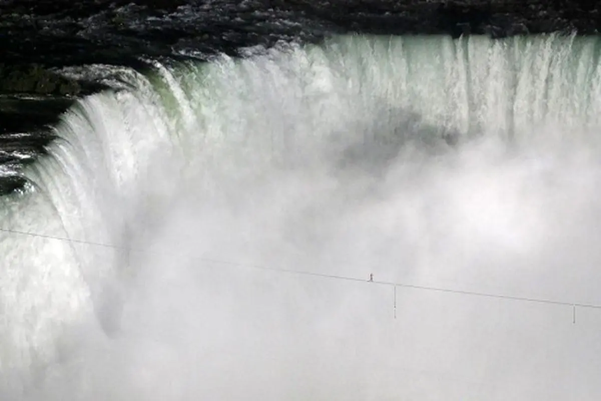 عکس: بندبازی روی آبشار نیاگارا