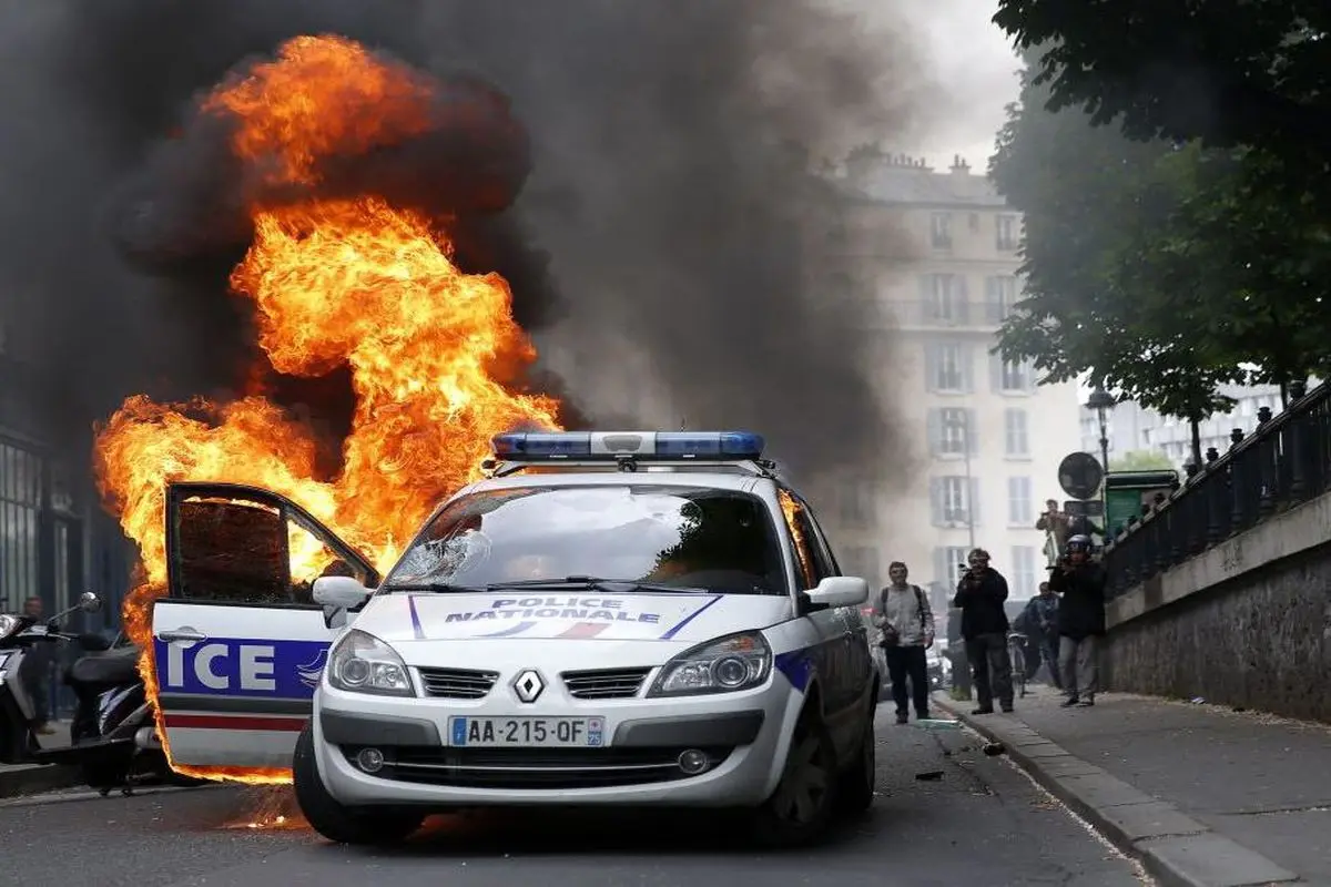 آتش زدن خودرو پلیس و حمله به پلیس و اماکن عمومی!