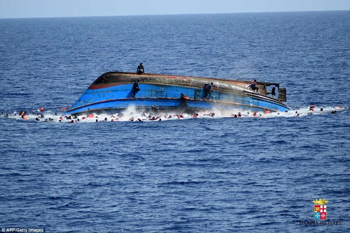 ثبت لحظه واژگونی مرگبار کشتی مهاجرین در مدیترانه