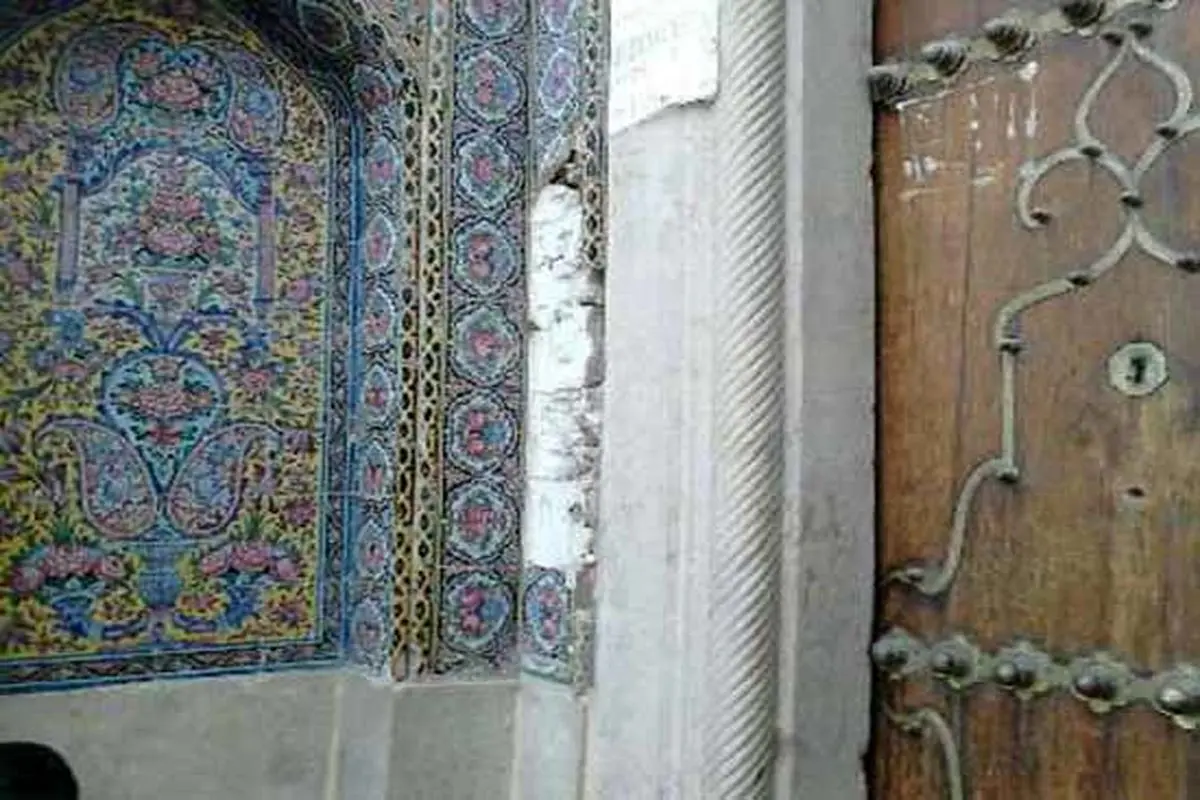 سرقت 5 کاشی مسجد نصیرالملک