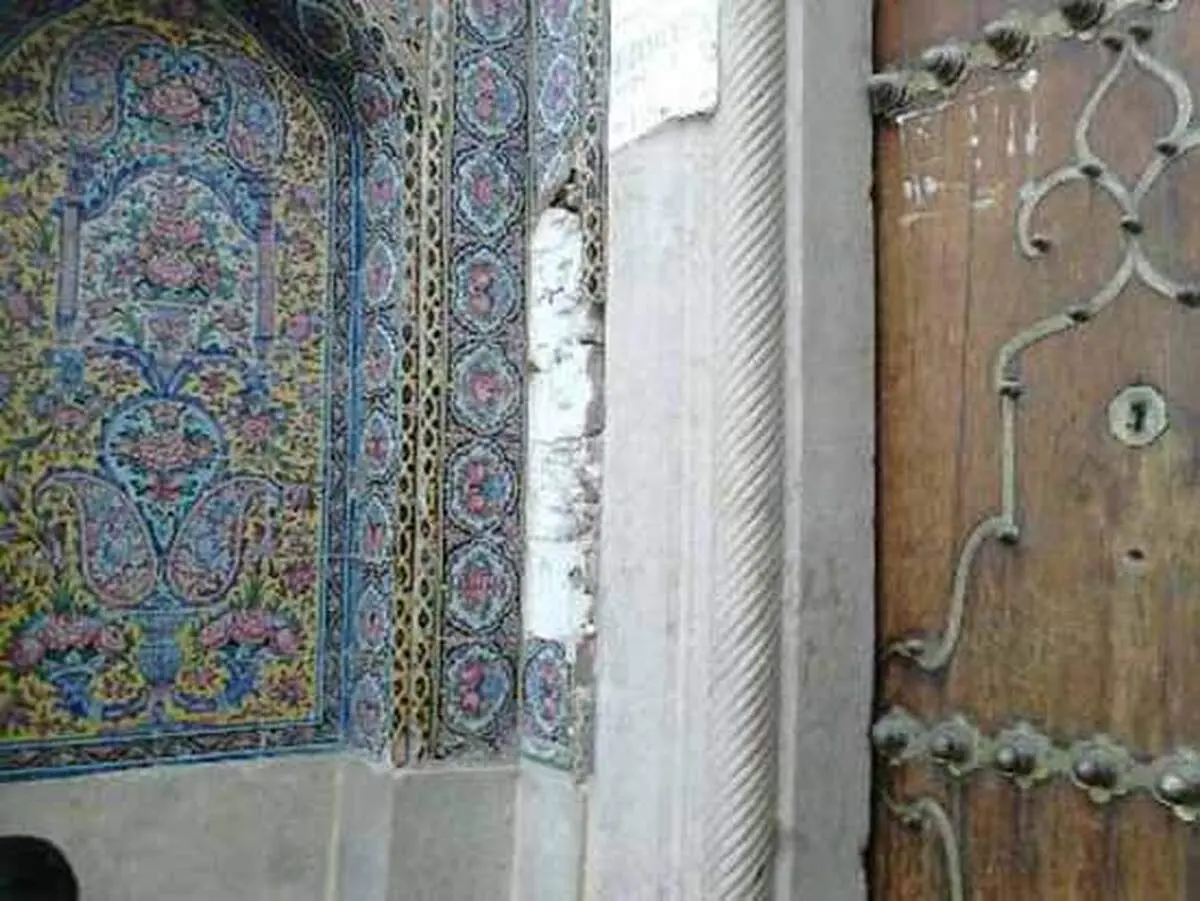 سرقت 5 کاشی مسجد نصیرالملک