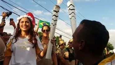 خواستگاری در زمان حمل مشعل المپیک ریو! (+ عکس)
