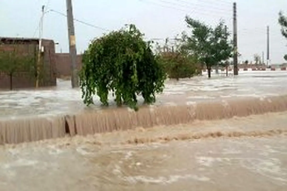 بارش شدید باران و تگرگ در شبستر و جاری شدن سیل در ۴ شهر