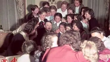 عکس:آدولف هیتلر در جمع زنان