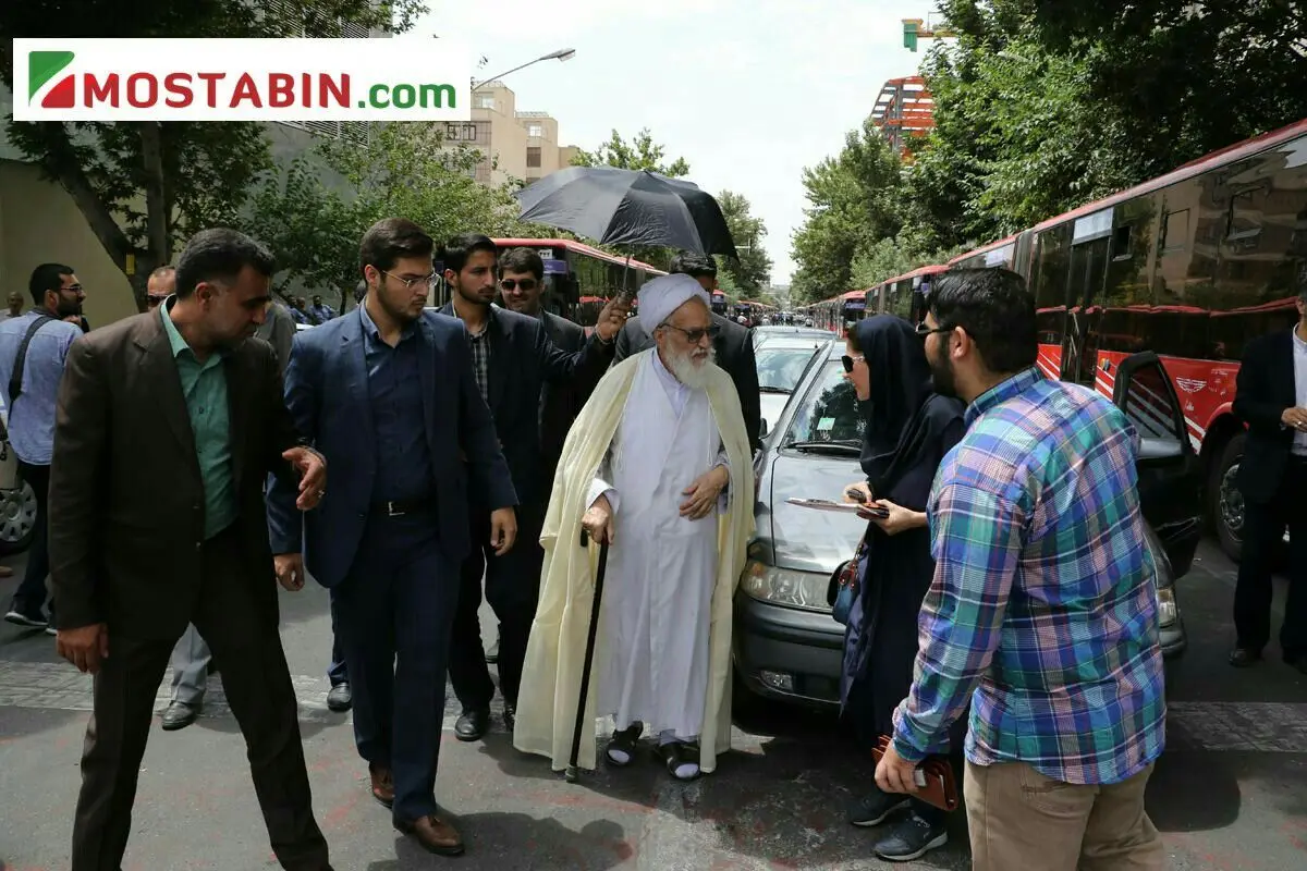 عکس:حضور امام جمعه تهران با چتر در مراسم روز قدس