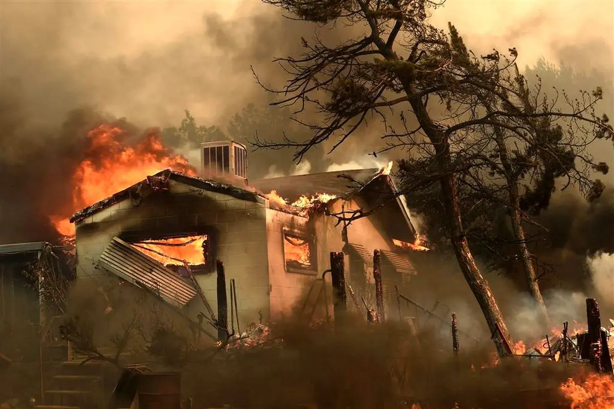 بی خانمانی صدها نفر در آمریکا در اثر سیل و ادامه آتشسوزی