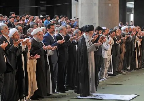 تصویری از آخرین نماز عید فطر به امامت رهبر شهید