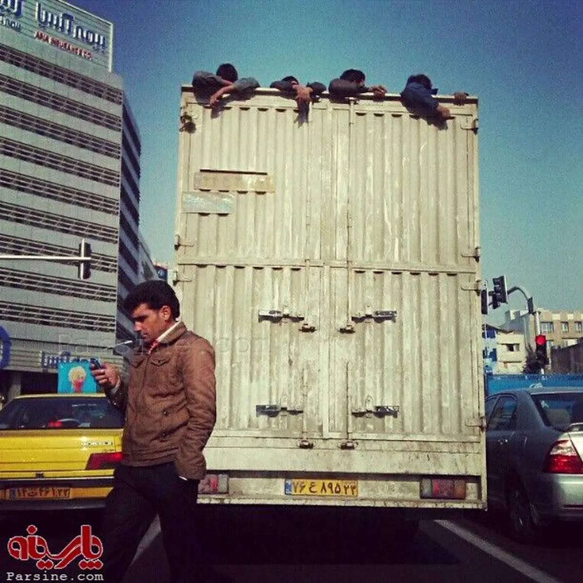 یک نمای غم انگیز از کارگران حمل و نقل