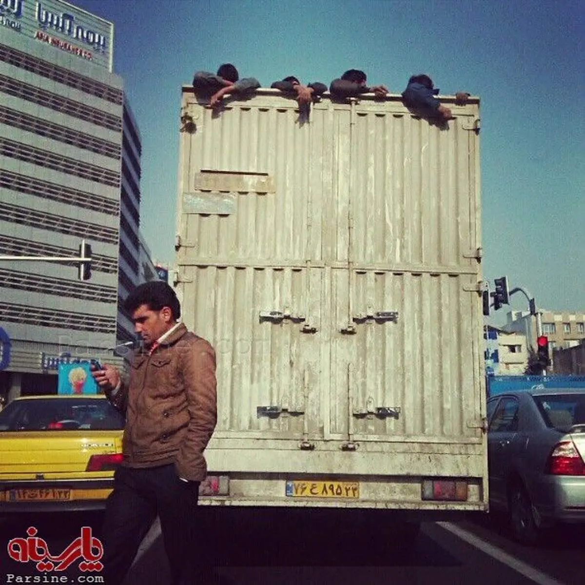 یک نمای غم انگیز از کارگران حمل و نقل
