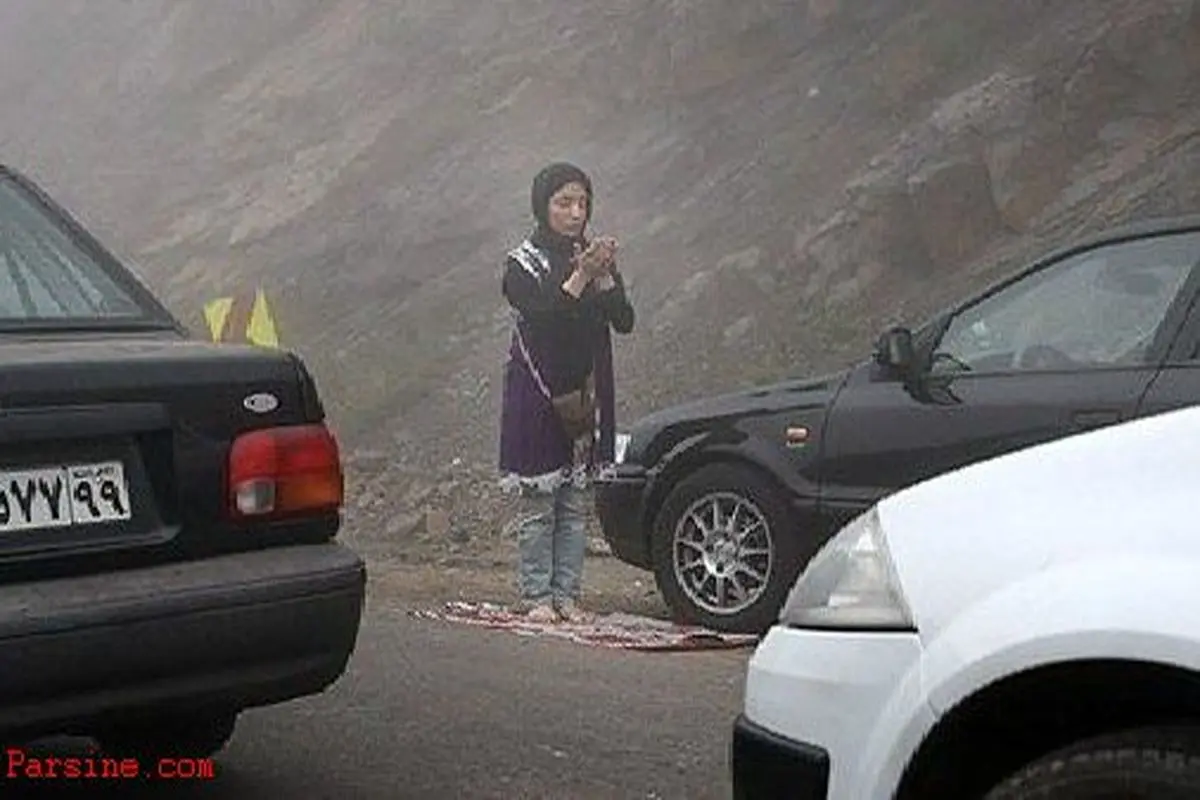 نماز در حاشیه ترافیک جاده چالوس