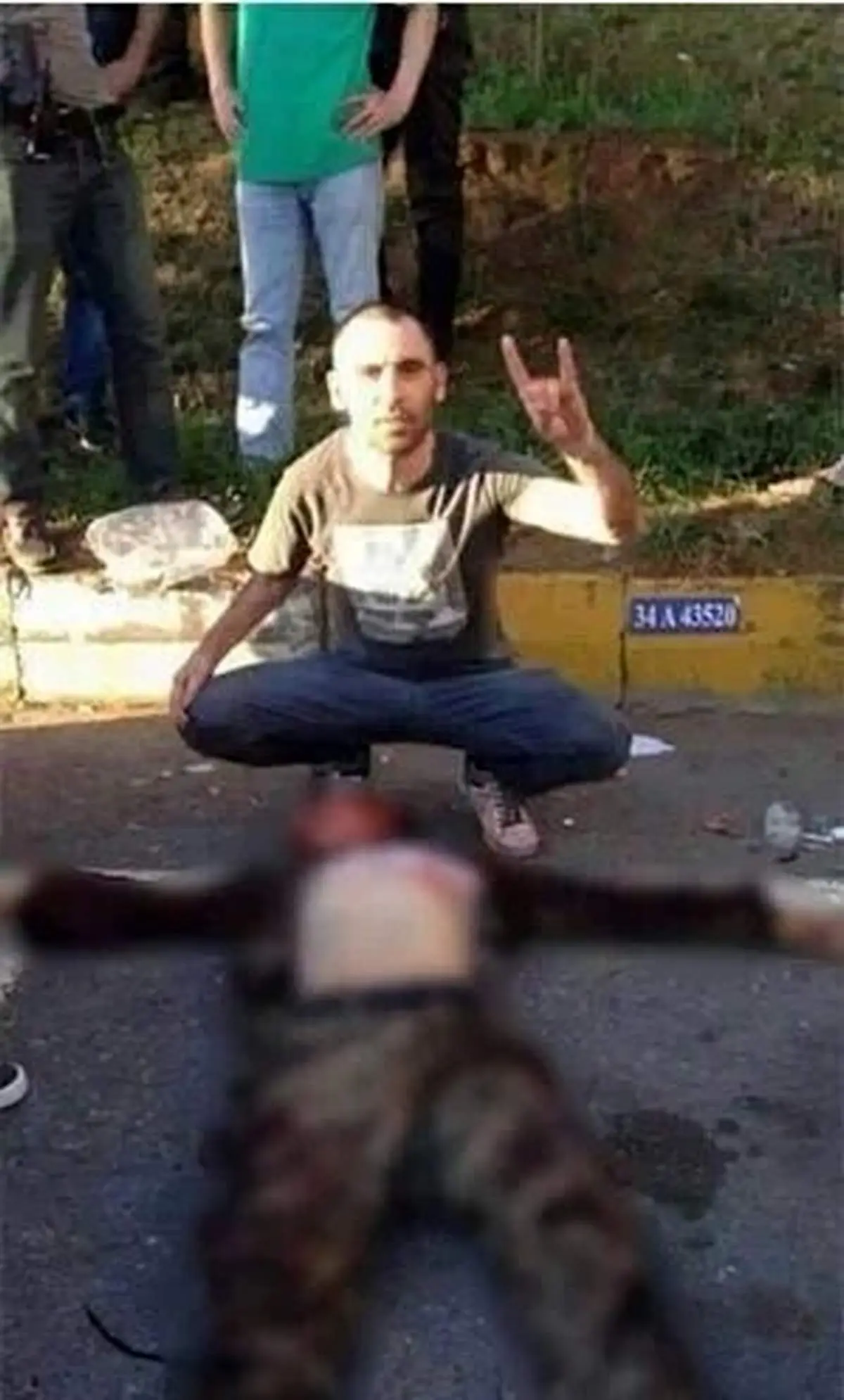 عکس یادگاری با جسد کودتاگر!
