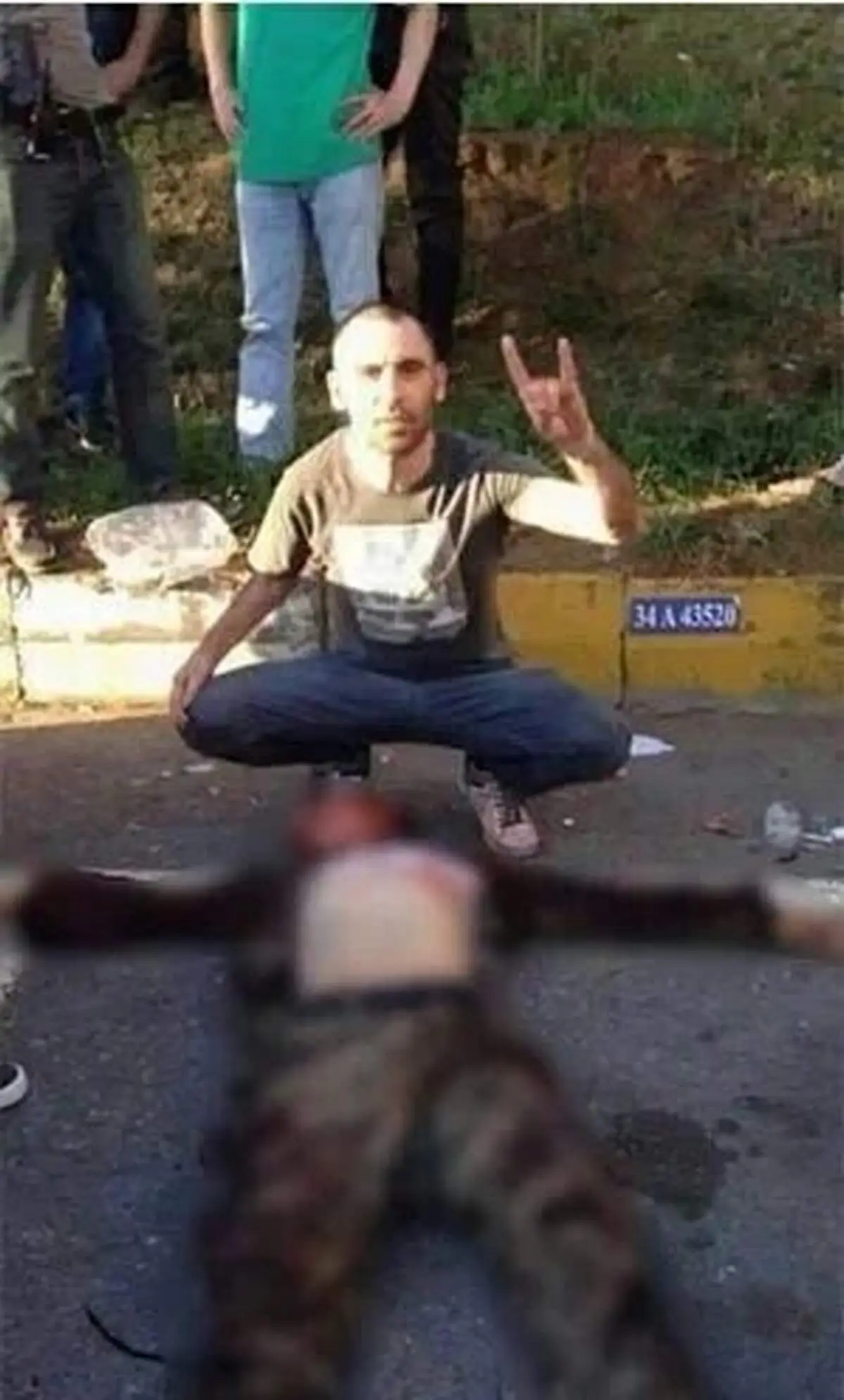 عکس یادگاری با جسد کودتاگر!