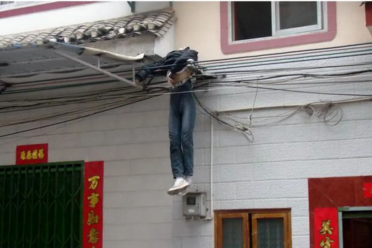 عکس:سقوط روی کابل هایی با ولتاژ بالا!