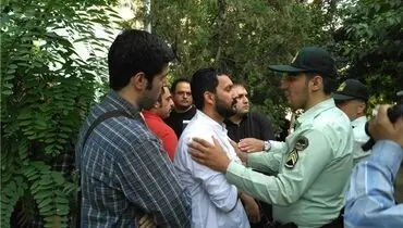 تجمع علاقمندان کیارستمی مقابل بیمارستان