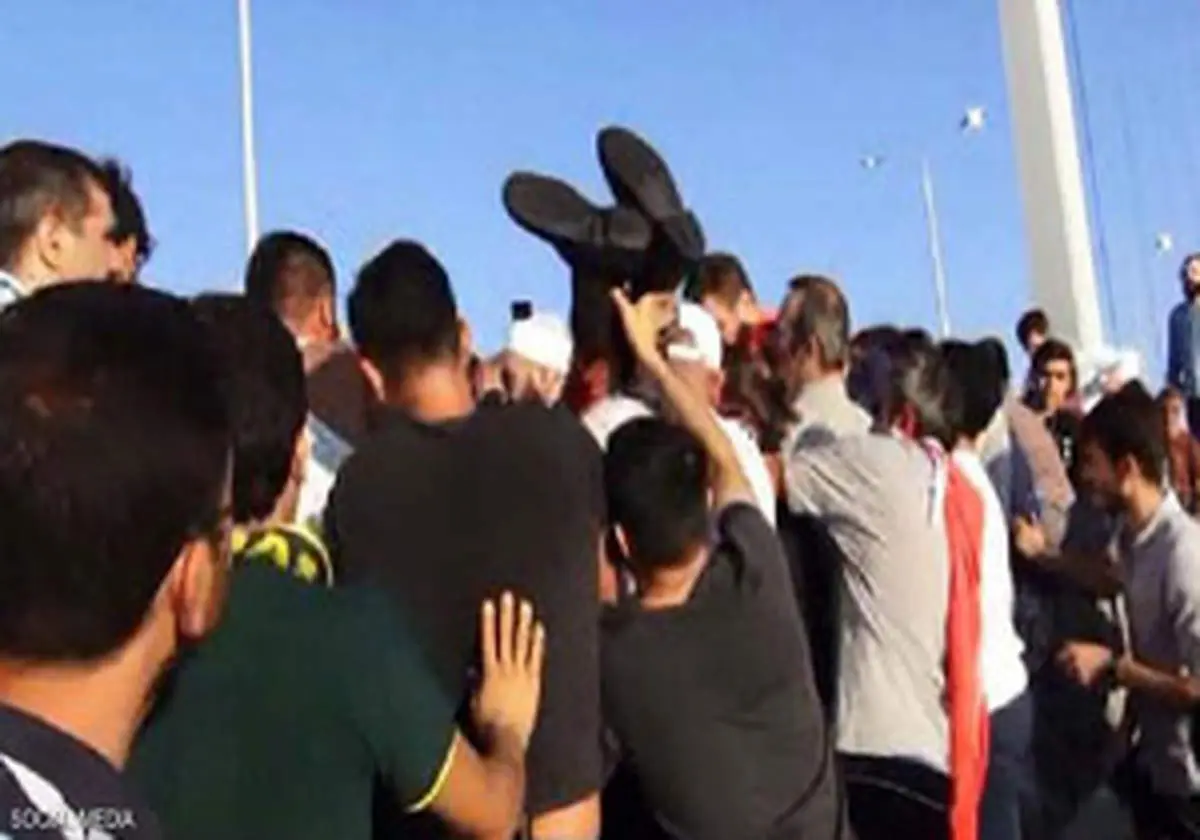 حامیان اردوغان یک سرباز را سر بُریدند