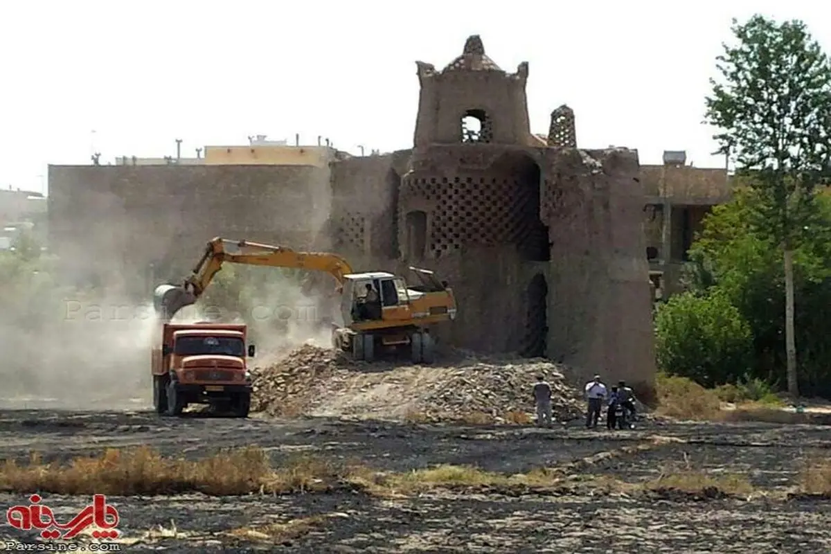 عکس:تخریب برج کبوتر تاریخی در شهر درچه، اصفهان