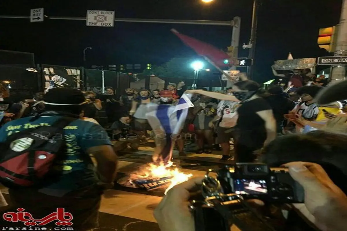 عکس:آخرالزمان سیاسی! آتش زدن پرچم اسرائیل در آمریکا