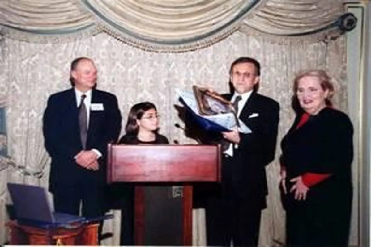 عکس: اهدای فرش ایرانی به مادلین آلبرایت وزیر خارجه وقت آمریکا توسط هوشنگ امیراحمدی