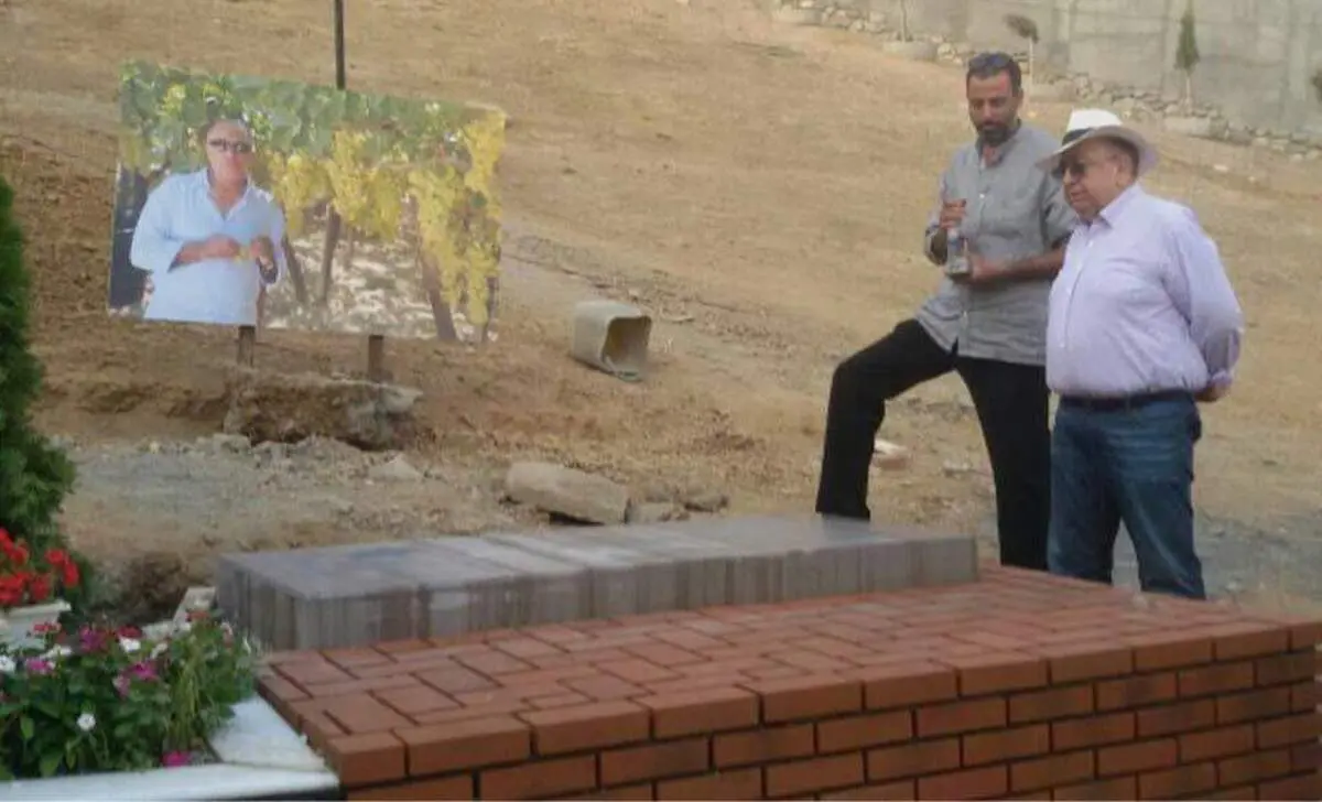 نصب سنگ مزار عباس کیارستمی