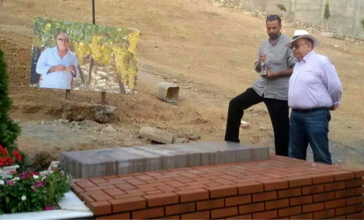 نصب سنگ مزار عباس کیارستمی