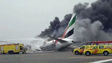هواپیمای اماراتی در فرودگاه دوبی در آتش سوخت+فیلم