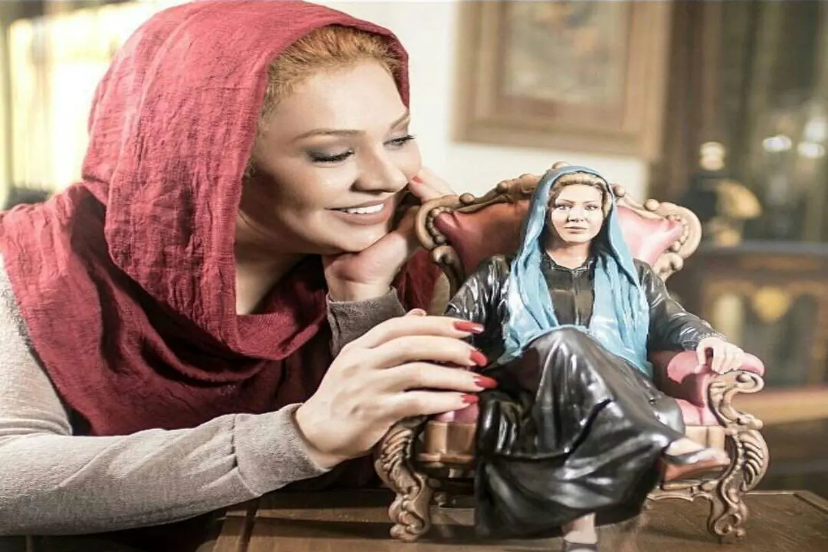 نسرين مقانلو در كنار تنديسش