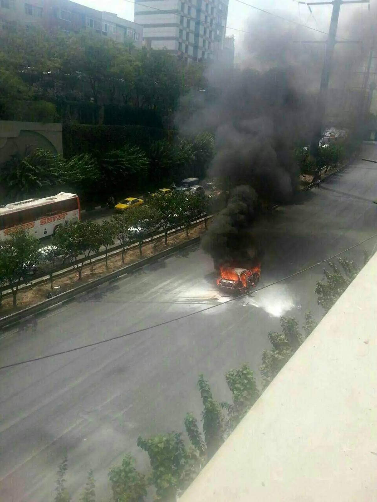 آتش‌سوزی پراید وسط اتوبان همت