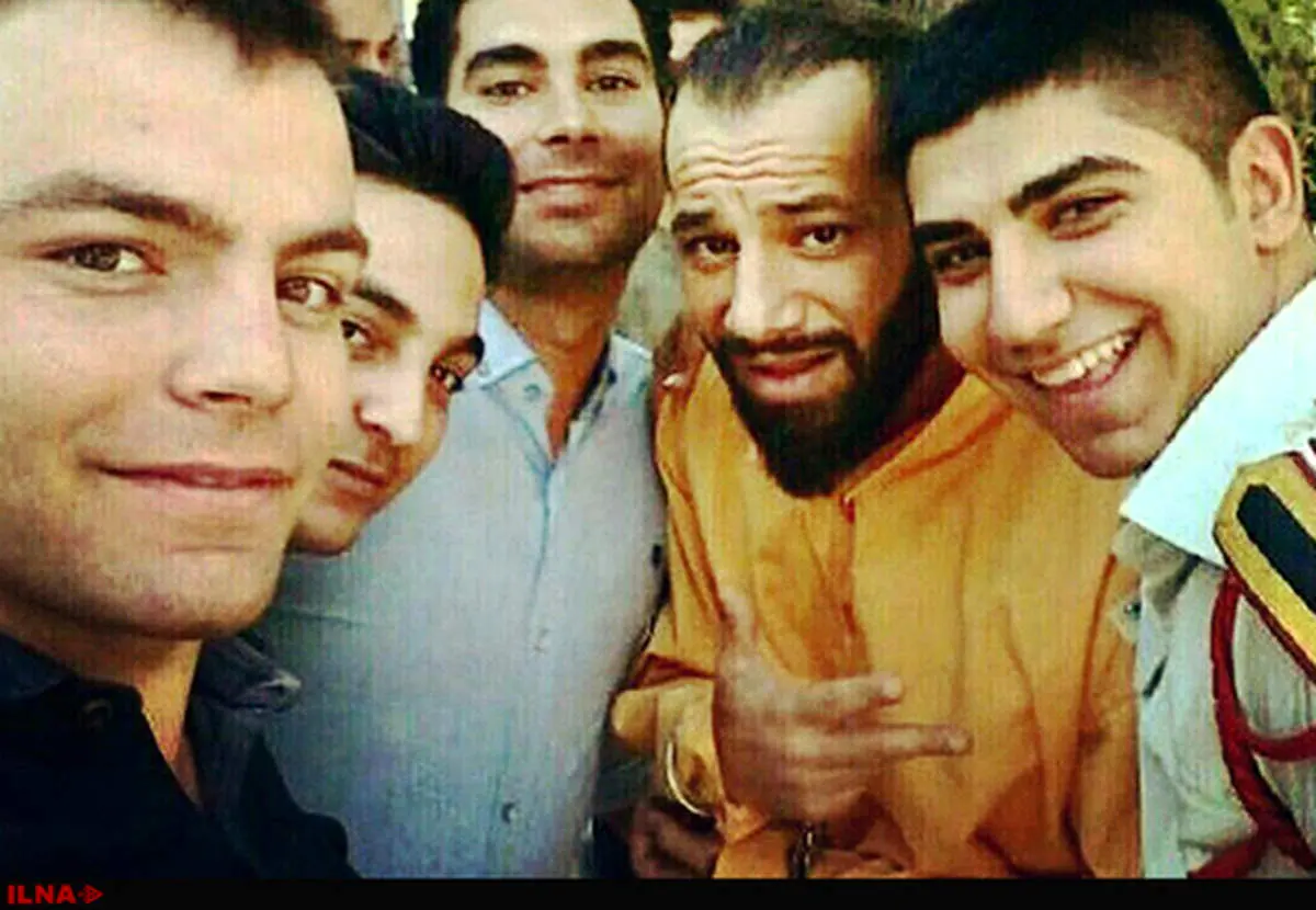 سلفی تتلـو با دستبند و طرفدارانش