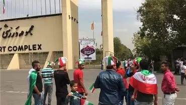 تجمع تعدادی از هواداران مقابل ورزشگاه آزادی