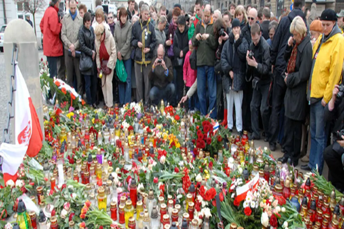 عکس: سوگواری مردم لهستان در سانحه هواپیمای رئیس جمهور