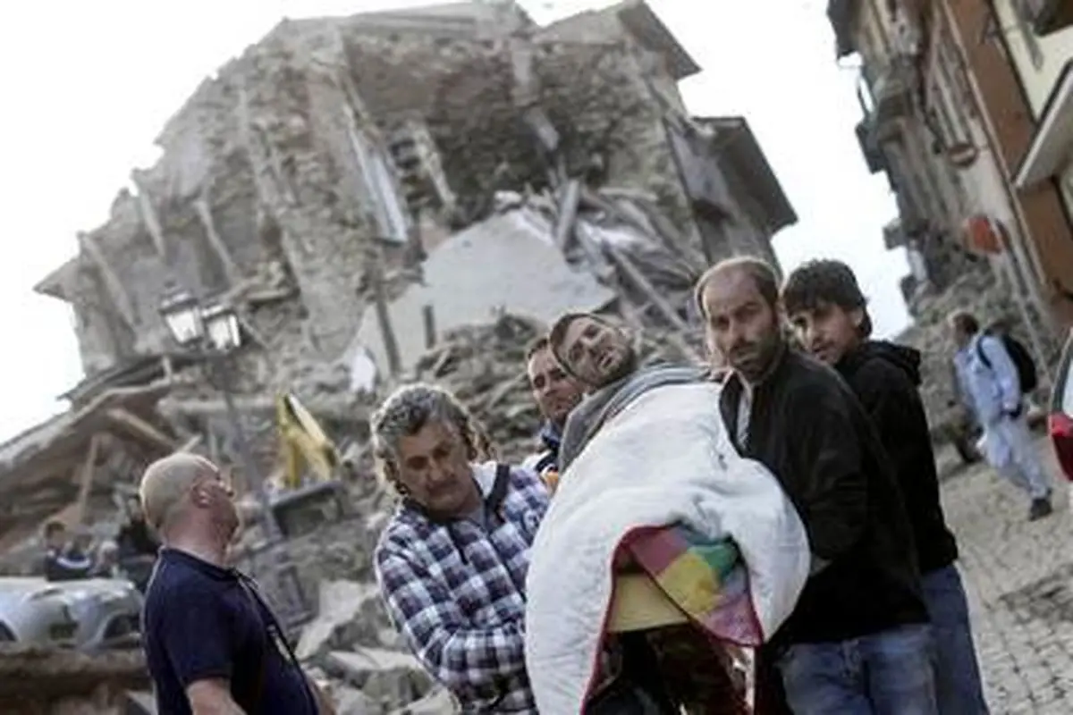 افزایش تعداد قربانیان زلزله ایتالیا با ادامه آوار برداری + عکس