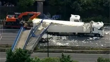 فرو ریختن پل روی یک بزرگراه در انگلیس