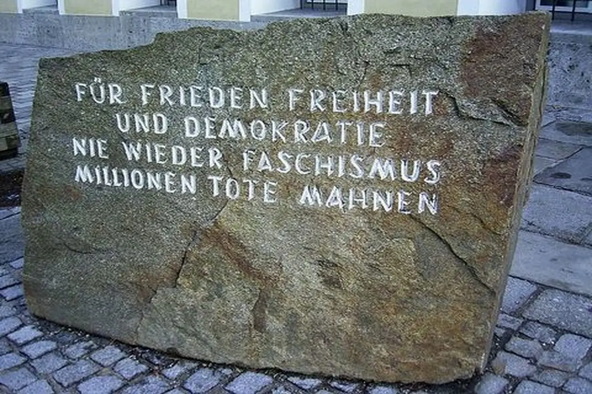 عکس: سنگ یادبود وحشت "جنگ جهانی دوم"  مقابل مسافرخانه ای که هیتلر در آن متولد شده است!