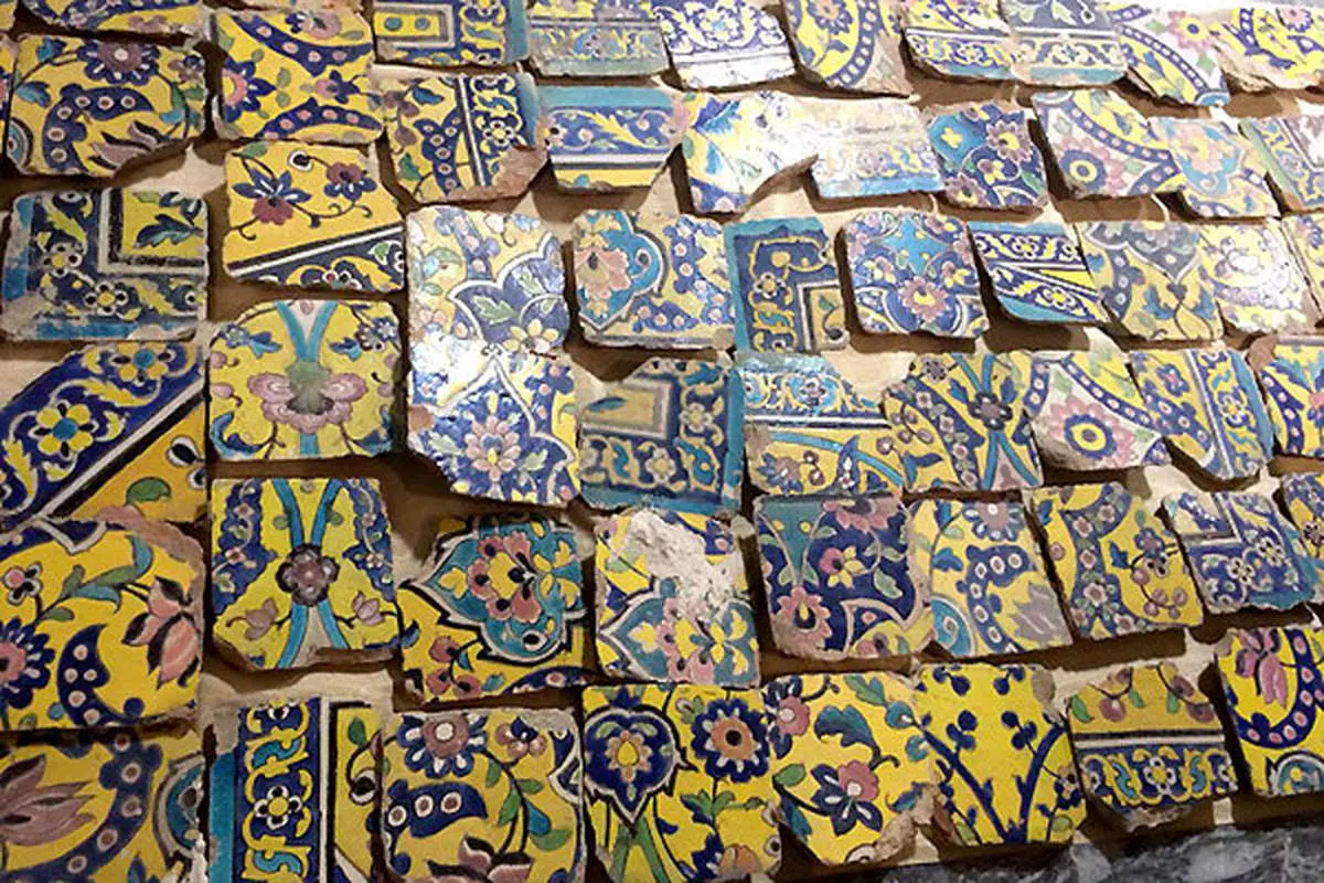 سکوت در برابر نمایش کاشی های مفقوده ایرانی در موزه لوور