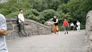 این مرد سلفی‌بازها را قیچی می‌کند!