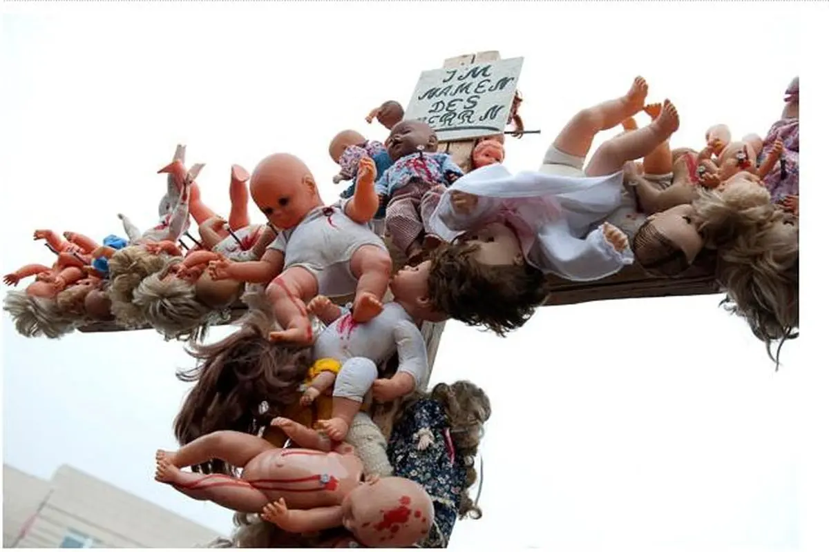 اعتراض عروسکی برلینی ها به افتضاح جنسی کلیسای کاتولیک
