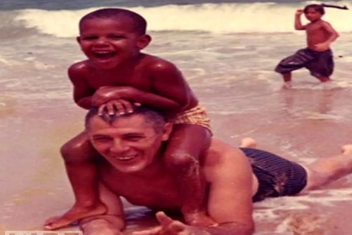 عکس: اوباما سوار بر گردن پدرش