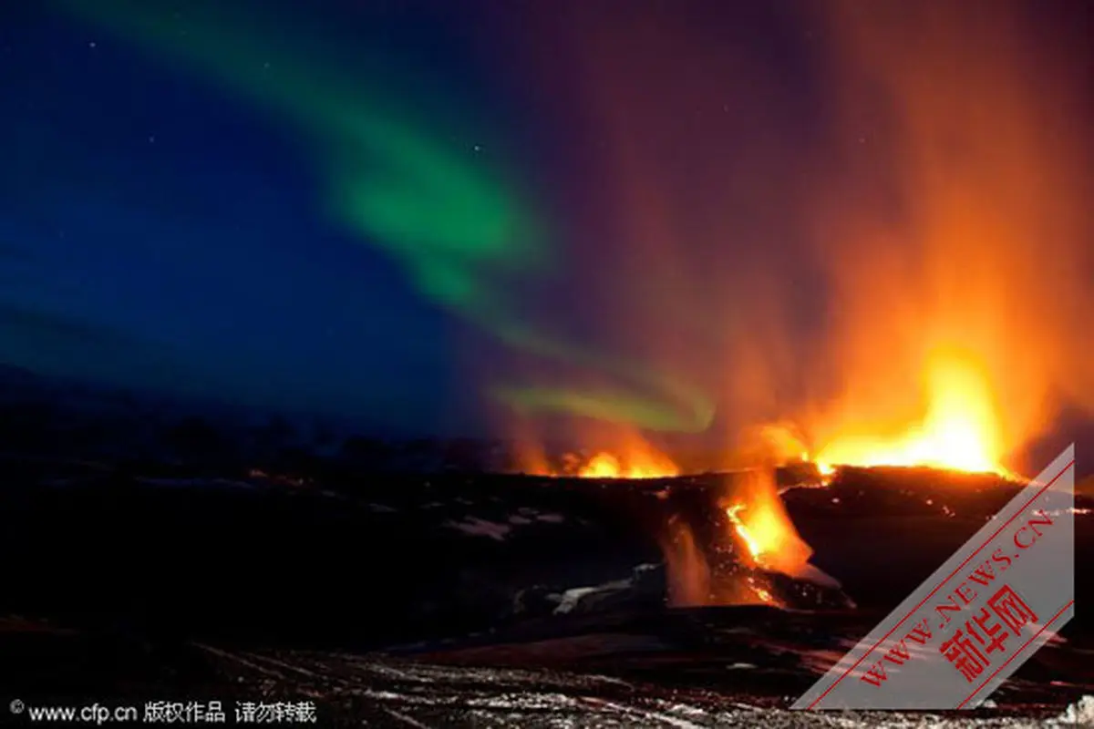 تصویر زیبای شفق قطبی در آتشفشان