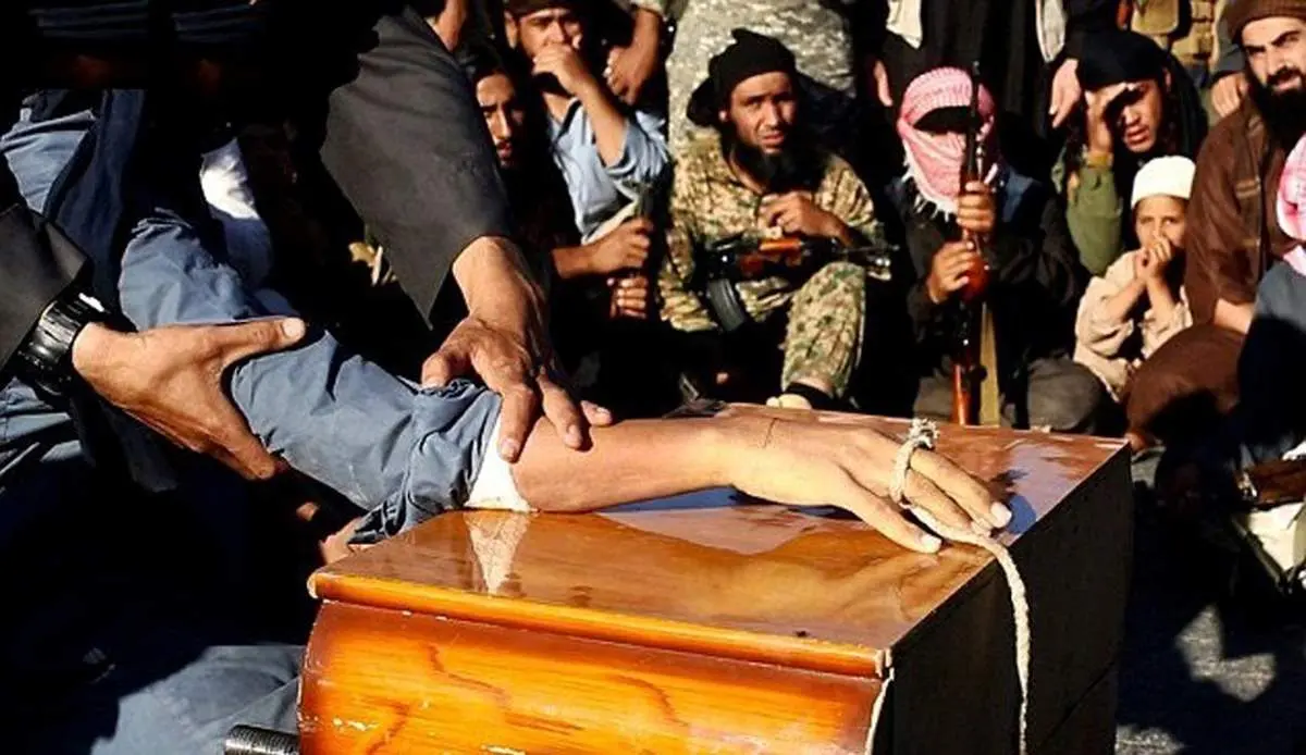 داعشیها دست یک سوری را قطع کردند