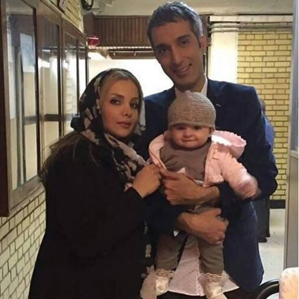 اميرمهدی ژوله در كنار همسر و دخترش