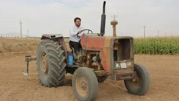 مهدی سلوکی پشت فرمان تراکتور