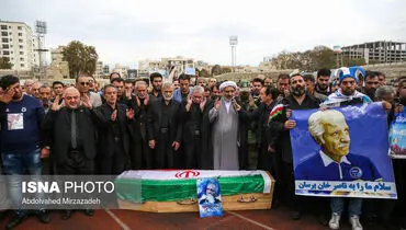 خواندن نماز بر پیکر پورحیدری/عکس